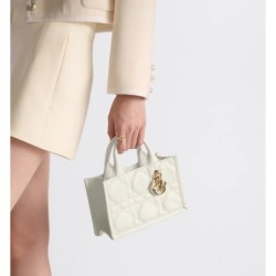 Sac Dior Book Tote Mini Macrocannage couleur latte